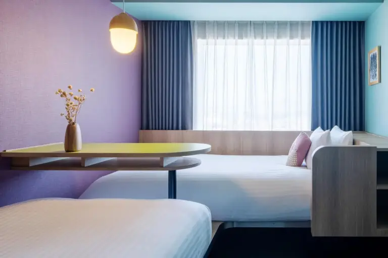 Gut gestaltetes Zweibettzimmer im OMO7 Asahikawa
