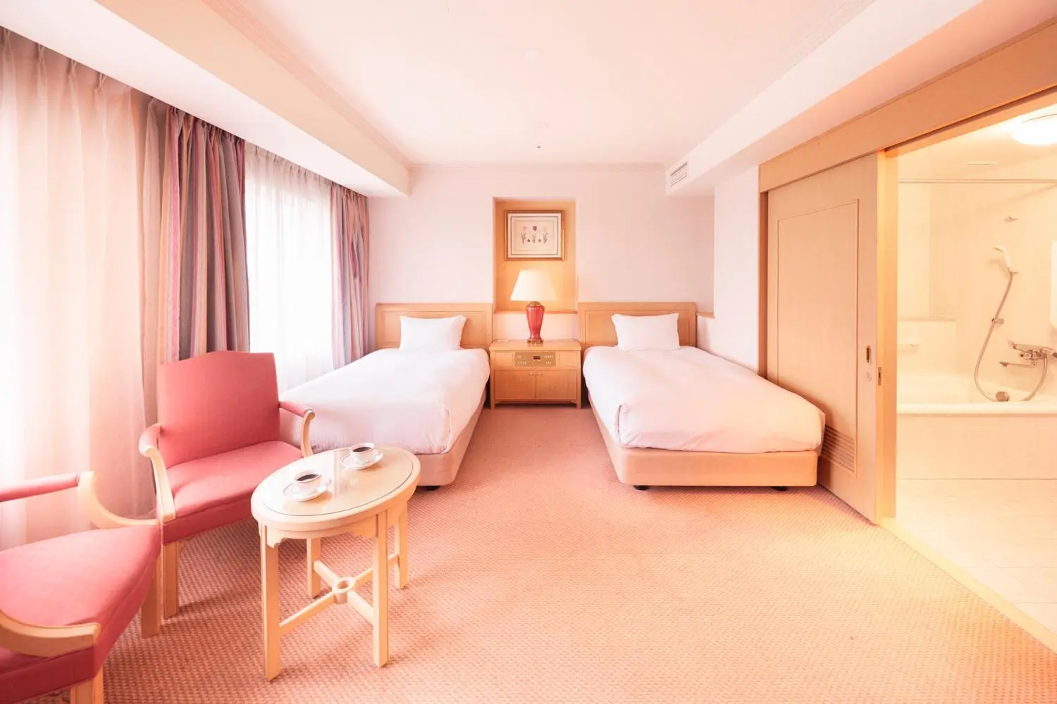 Charmantes Gästezimmer mit Sitzbereich im OMO7 Asahikawa
