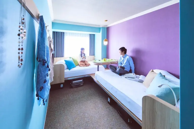 Gäste genießen das Twin-Zimmer im OMO7 Asahikawa