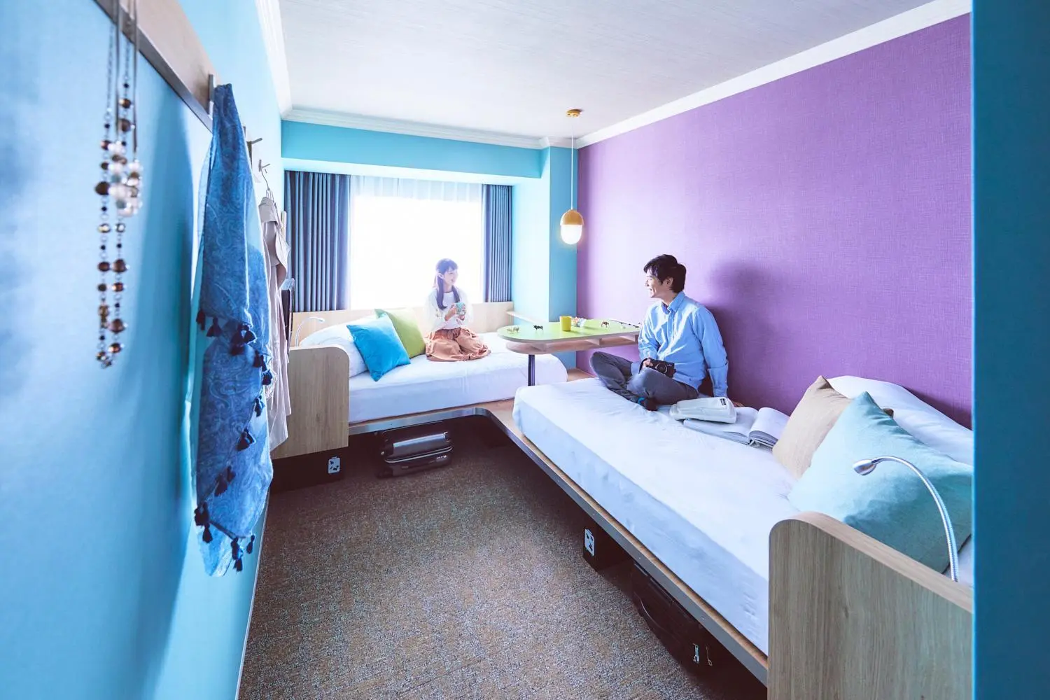 Gäste genießen das Twin-Zimmer im OMO7 Asahikawa