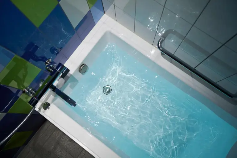 Gros plan sur la baignoire à OMO7 Osaka by Hoshino Resorts