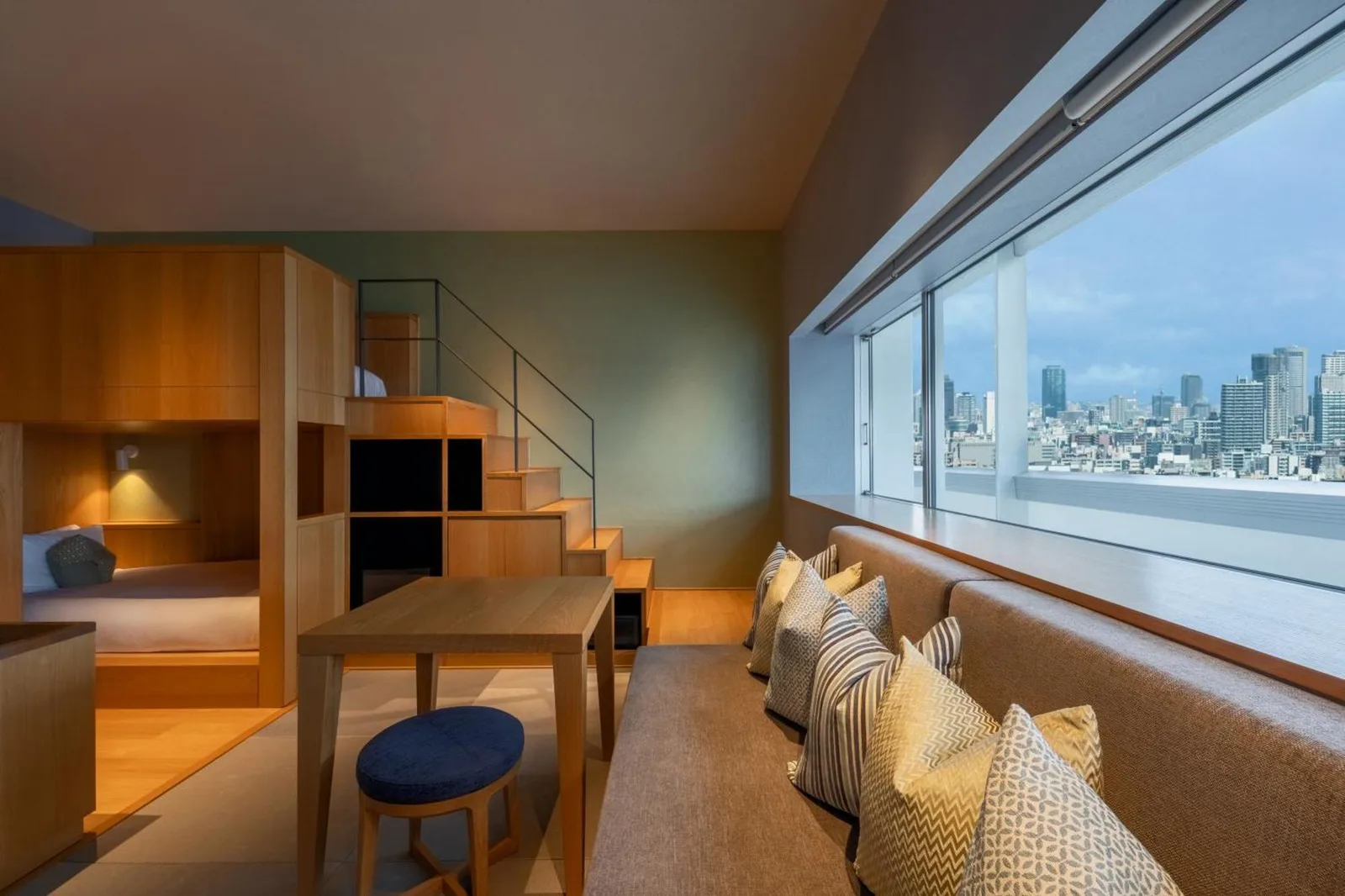 Vue sur la ville depuis une chambre à OMO7 Osaka by Hoshino Resorts