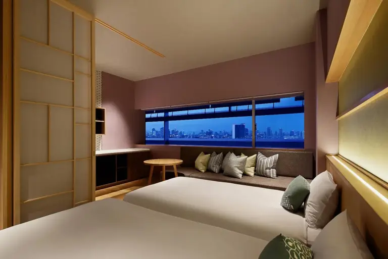 Vue nocturne de la chambre à OMO7 Osaka by Hoshino Resorts