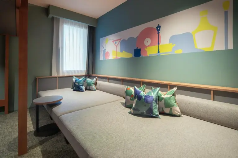 Zona de salón artística en OMO7 Yokohama by Hoshino Resorts
