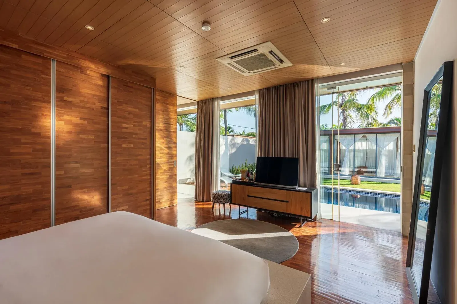 Schlafzimmer mit Fernseher im One Eleven Retreat in Seminyak