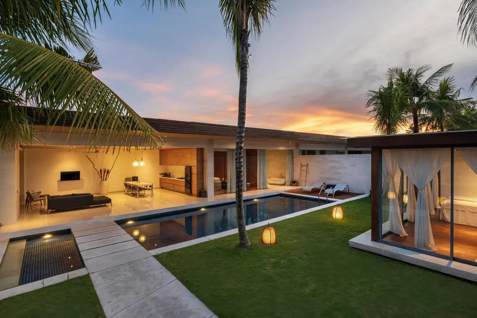 Außenbereich mit Sonnenuntergang im One Eleven Retreat in Seminyak