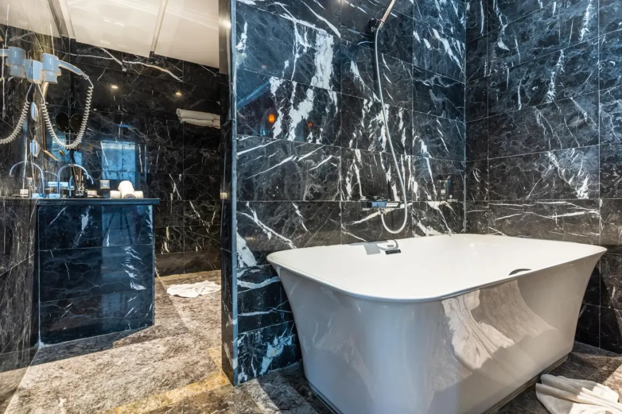 One Hotel Casablanca – hotel en Casablanca, Marruecos – un baño con una bañera y un lavabo en One Hotel Casablanca en Casablanca