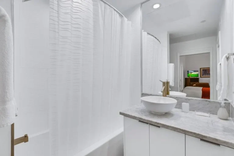 Salle de bain moderne à One Lux Stay HWH Centre-ville de Los Angeles