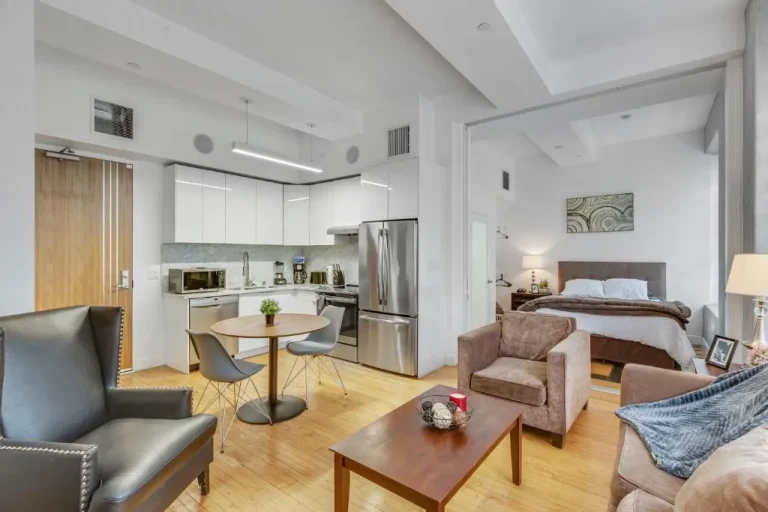 Salon et cuisine au One Lux Stay HWH Centre-ville de Los Angeles