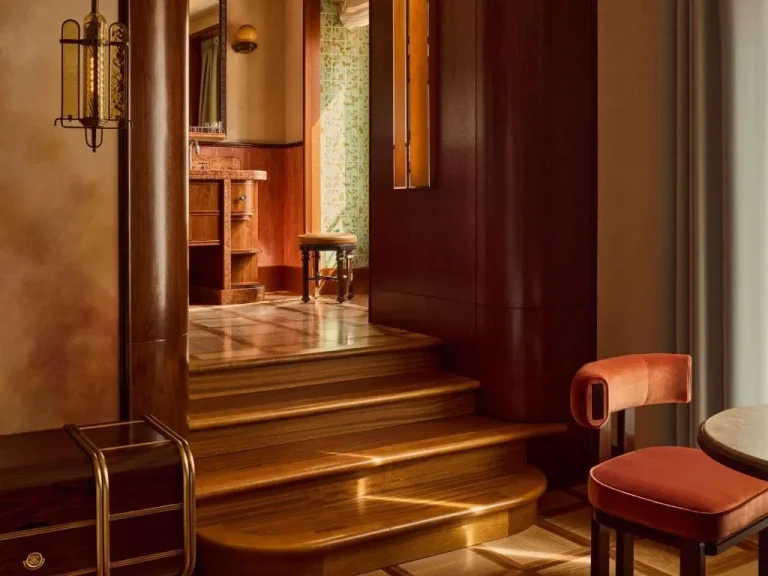 Escalier intérieur élégant à l'Orient Express La Minerva