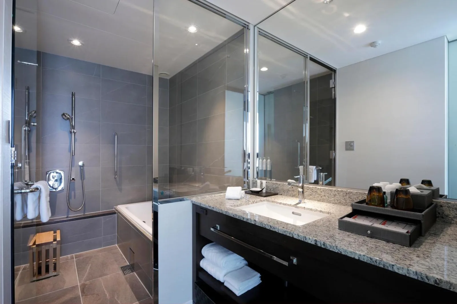 Osaka Marriott Miyako Hotel modernes Badezimmer