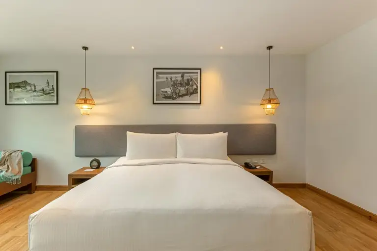 King-size bed in a guest room at OUTRIGGER Khao Lak Beach Resort in Khao Lak