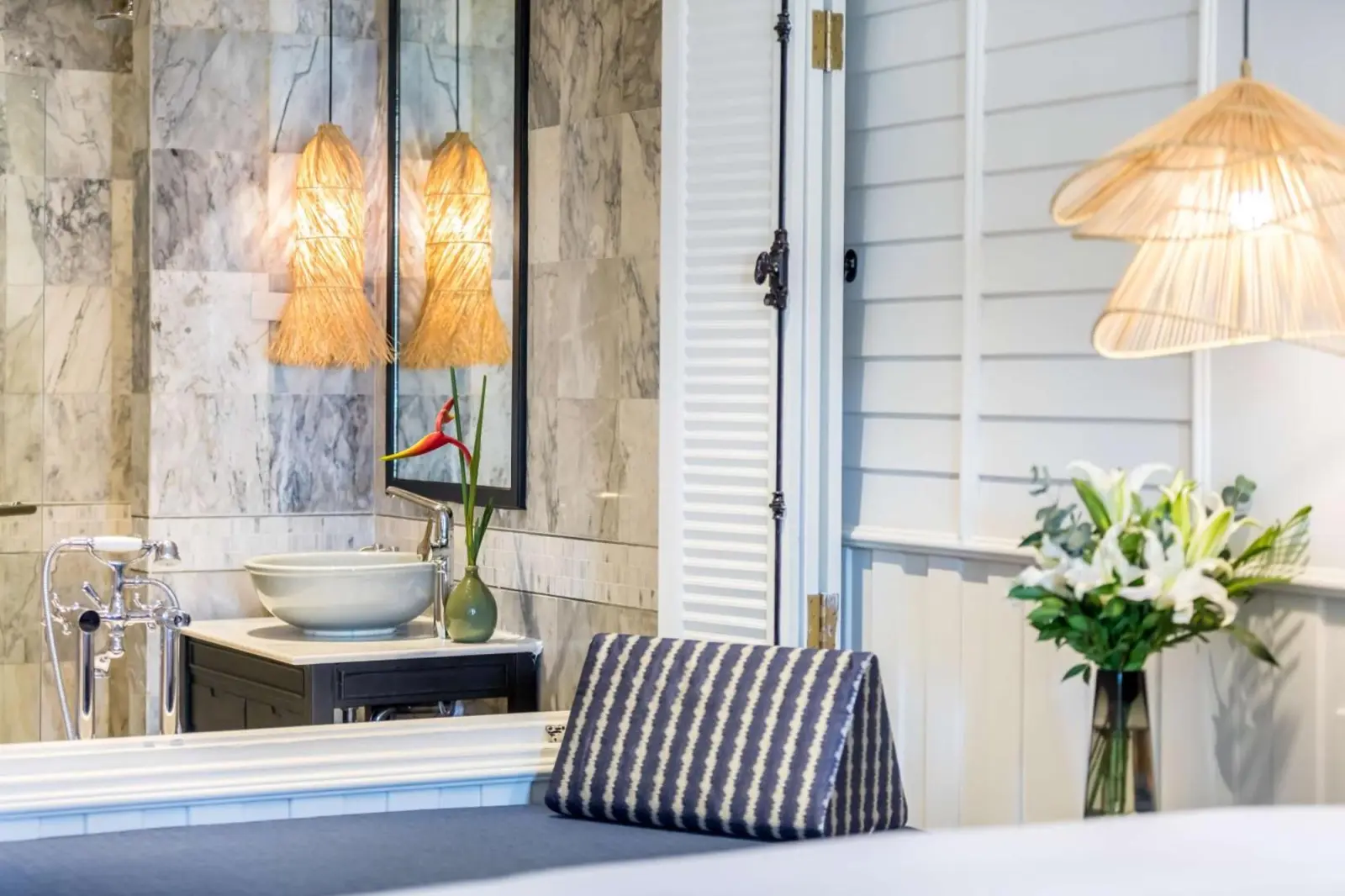 Salle de bain élégante à l'Outrigger Koh Samui Beach Resort avec des caractéristiques en marbre