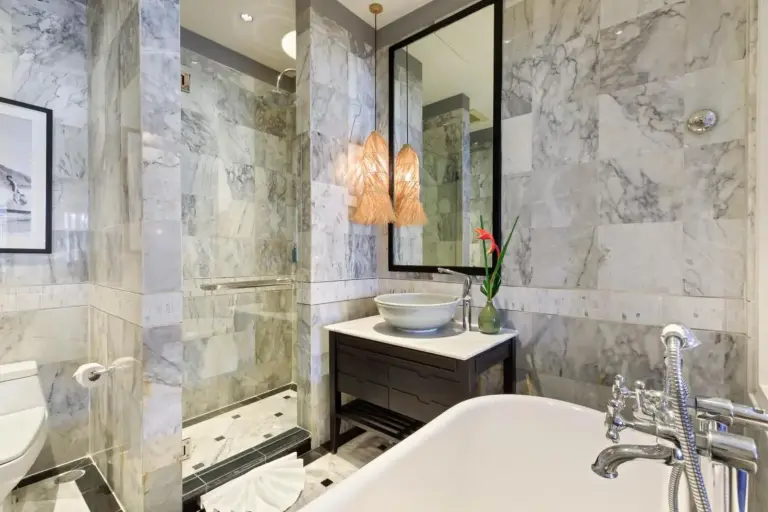 Suite de salle de bain moderne à l'Outrigger Koh Samui Beach Resort avec baignoire