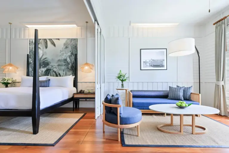 Espace de vie élégant dans une suite d'invité à l'Outrigger Koh Samui Beach Resort