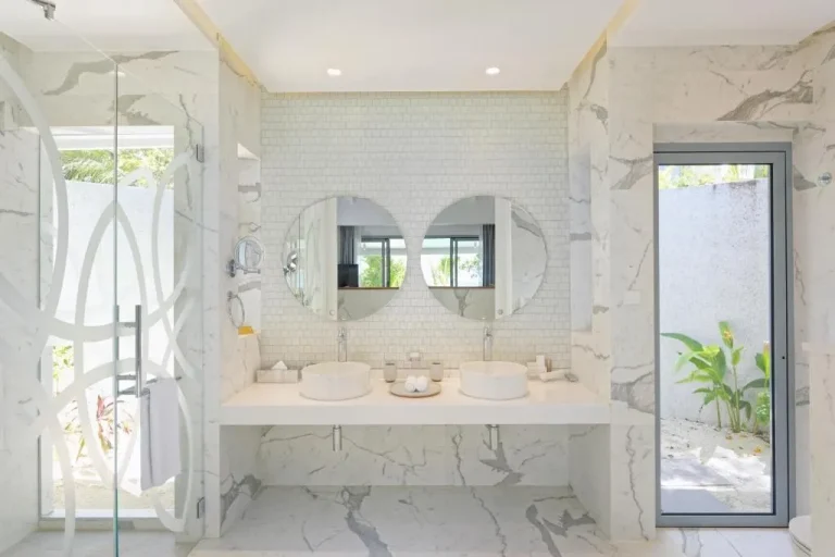 Salle de bain élégante au Outrigger Maldives Maafushivaru Resort