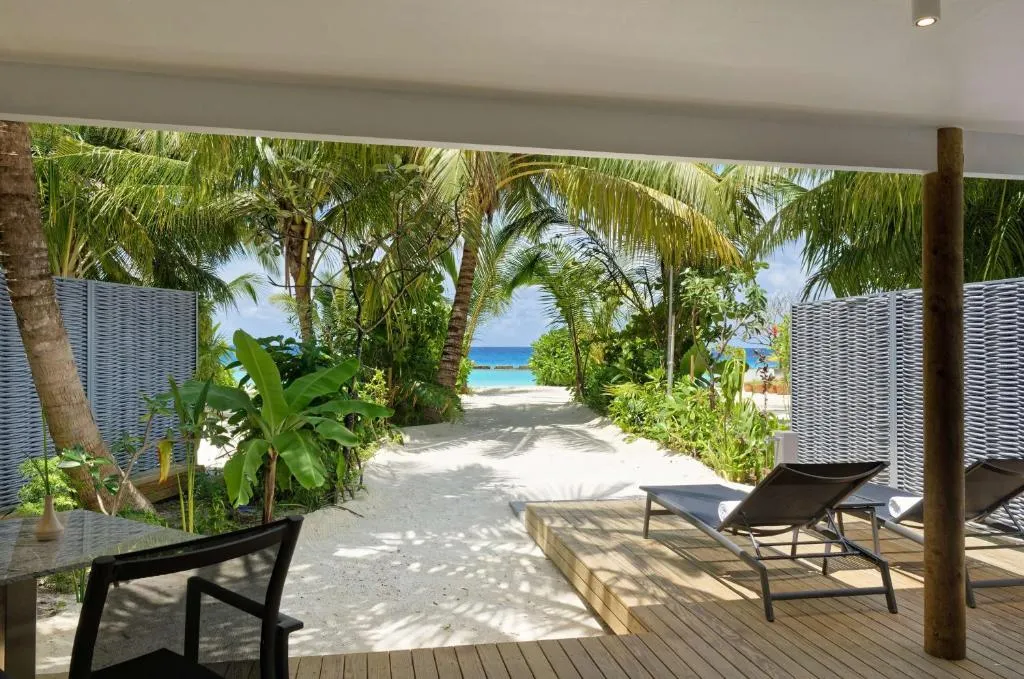 Chemin menant à la plage au Outrigger Maldives Maafushivaru Resort