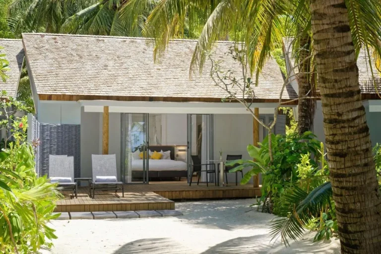 Extérieur d'une villa au Outrigger Maldives Maafushivaru Resort