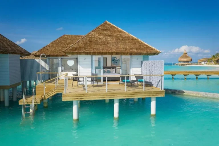 Villa sur l'eau au Outrigger Maldives Maafushivaru Resort