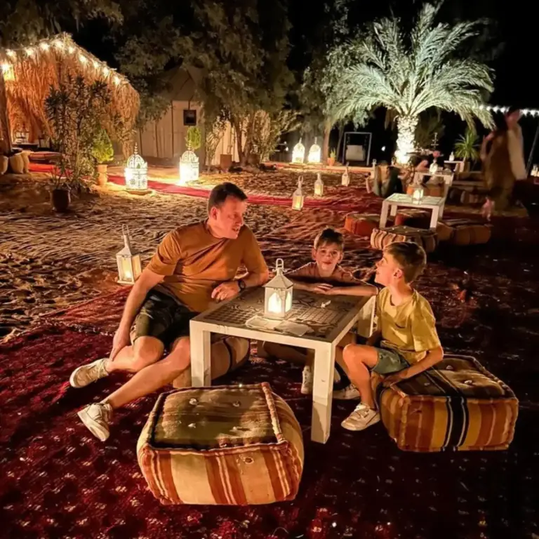 Área de relax familiar en Overnight Luxury Camp en Merzouga por la noche