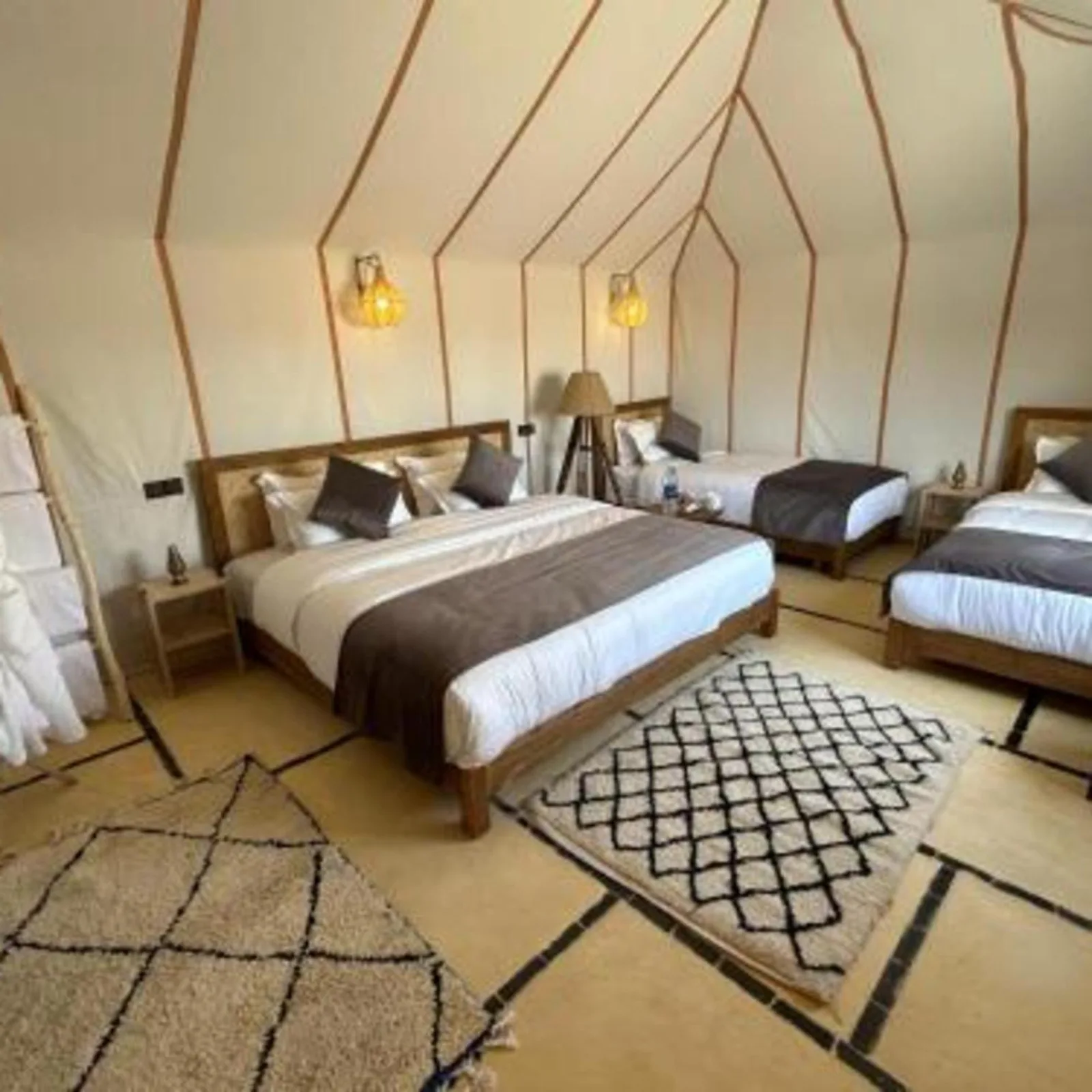 Montaje de tienda familiar en Overnight Luxury Camp en Merzouga con varias camas