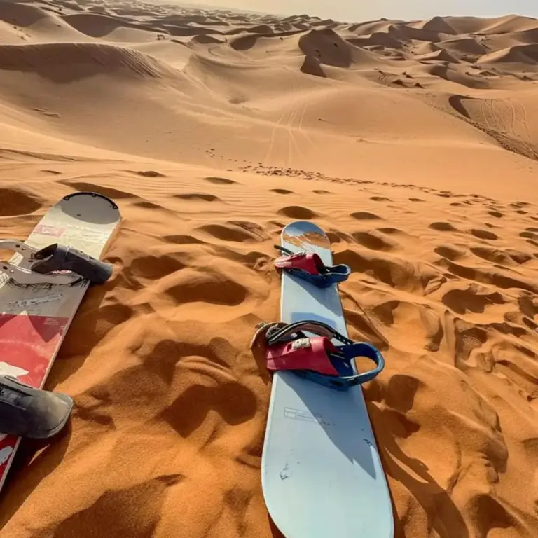 Equipo de sandboard en las dunas en Overnight Luxury Camp en Merzouga