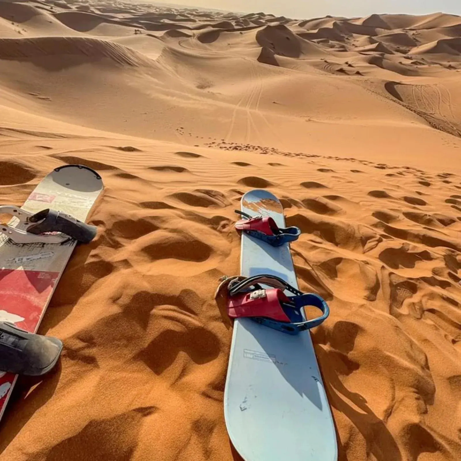 Equipo de sandboard en las dunas en Overnight Luxury Camp en Merzouga