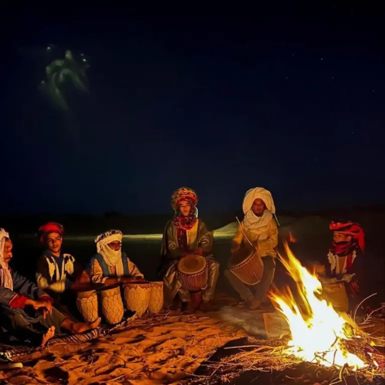 Actuación de música tradicional alrededor del fuego en Overnight Luxury Camp en Merzouga