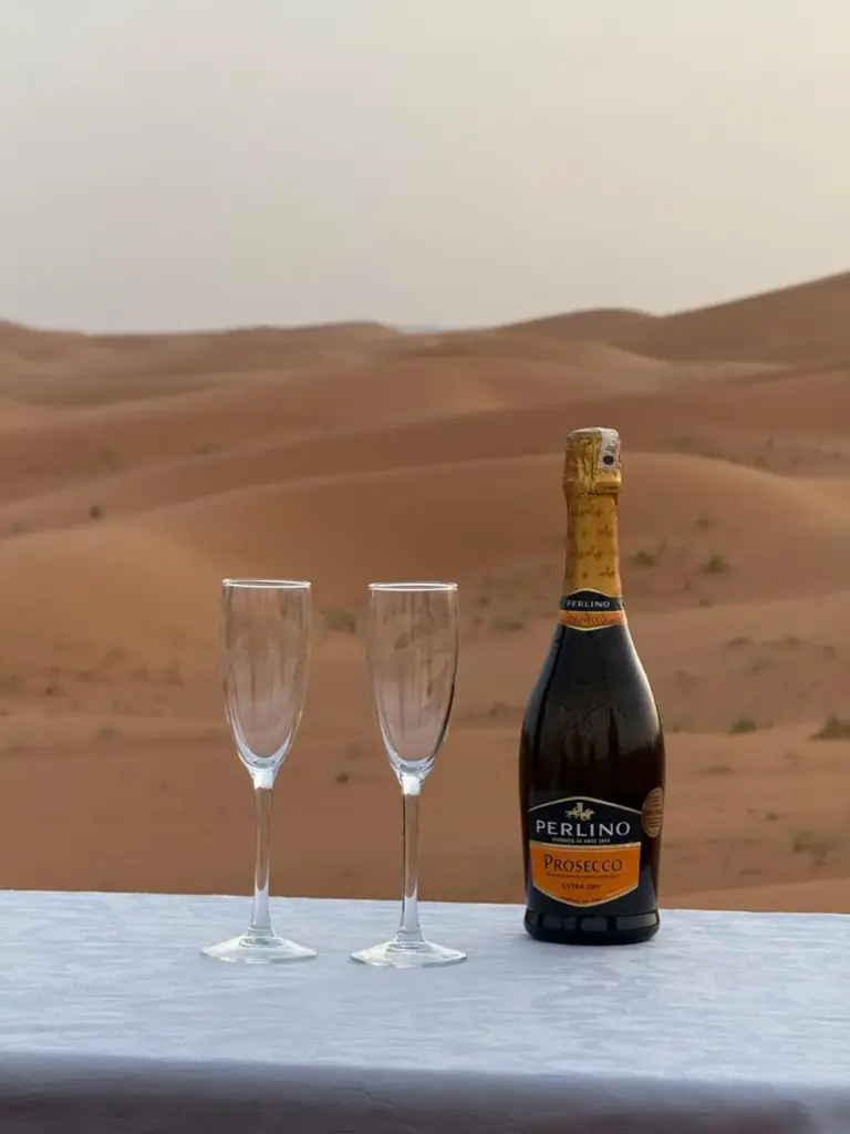 Prosecco y copas en el Campamento de Lujo en el Desierto