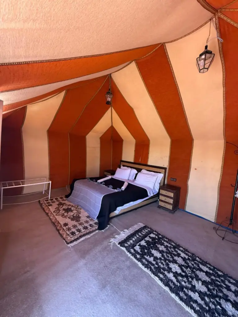 Interior de la tienda del Campamento de Lujo en el Desierto con tema en blanco y negro