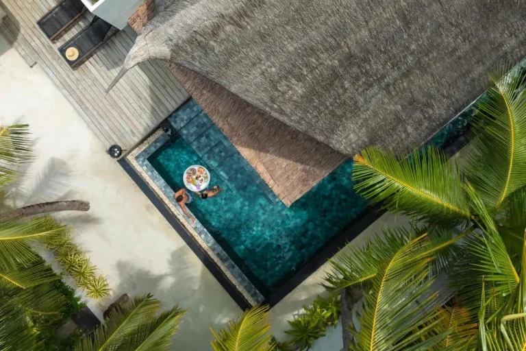 Gast genießt das Dinner am privaten Pool bei OZEN RESERVE BOLIFUSHI