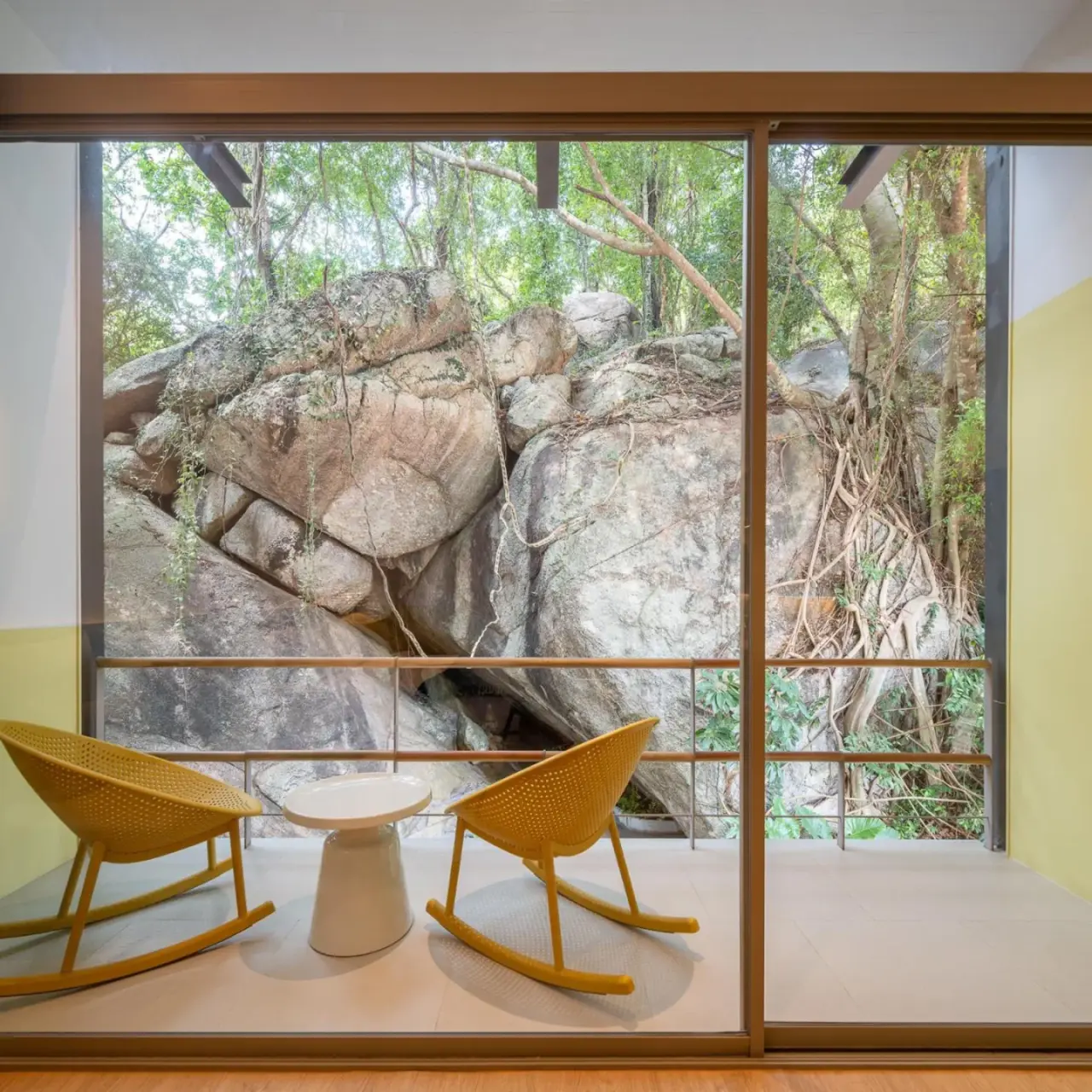 Ozone Cave – hôtel à Koh Phangan, Thailand – un salon avec un canapé, des chaises et une table à Ozone Cave à Thong Nai Pan Noi