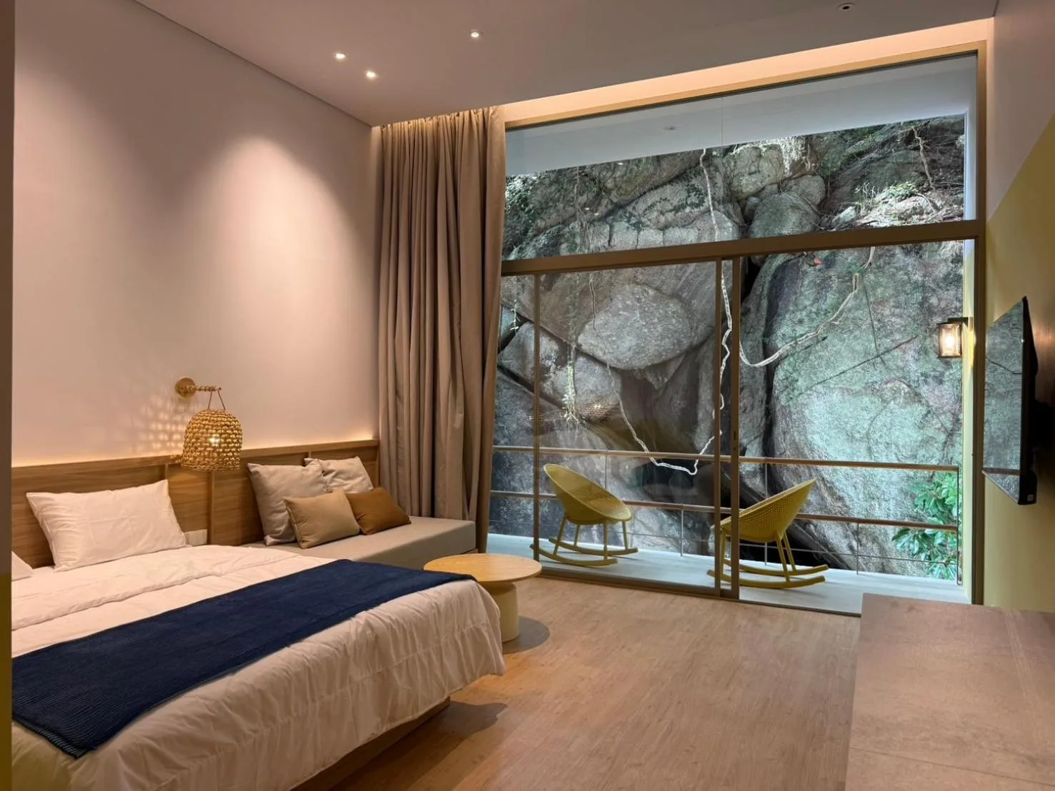 Chambre cosy de l'hôtel Ozone Cave avec accès extérieur