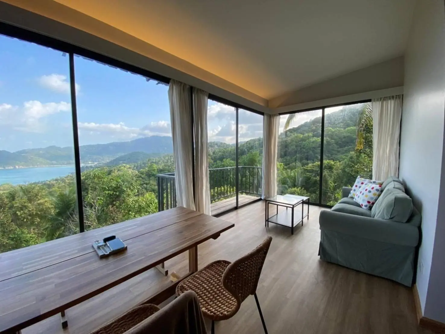 Acogedora sala de estar con vista en Ozone Hill Panoramic Residence en Koh Phangan