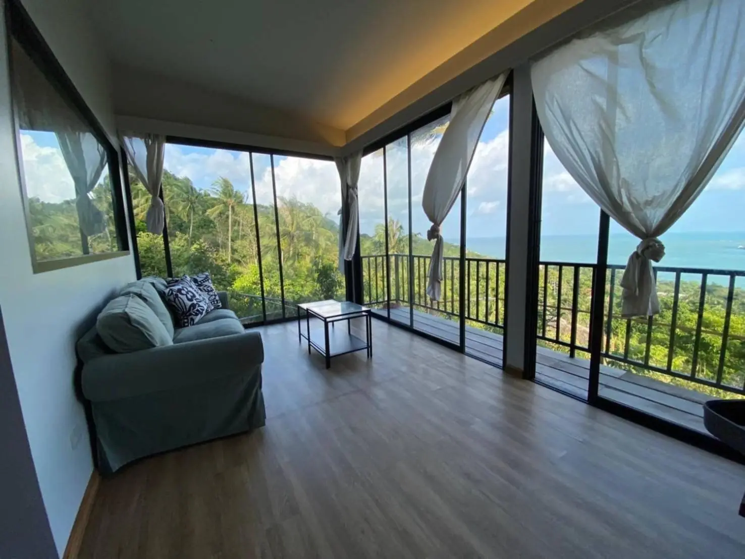 Área de estar relajante en Ozone Hill Panoramic Residence con vistas al océano