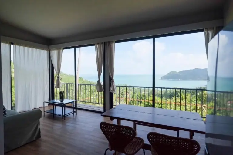 Amplio salón con vista al océano en Ozone Hill Panoramic Residence