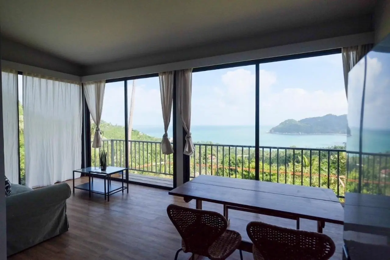 Amplio salón con vista al océano en Ozone Hill Panoramic Residence