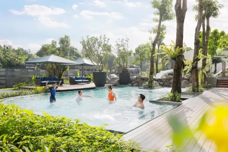 Padma Hotel Semarang pool area