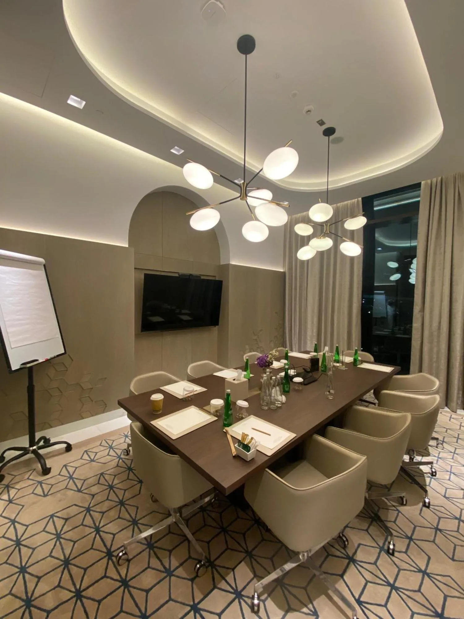 Palace Dubai Creek Harbour Residences Skyline Apartment Besprechungsraum