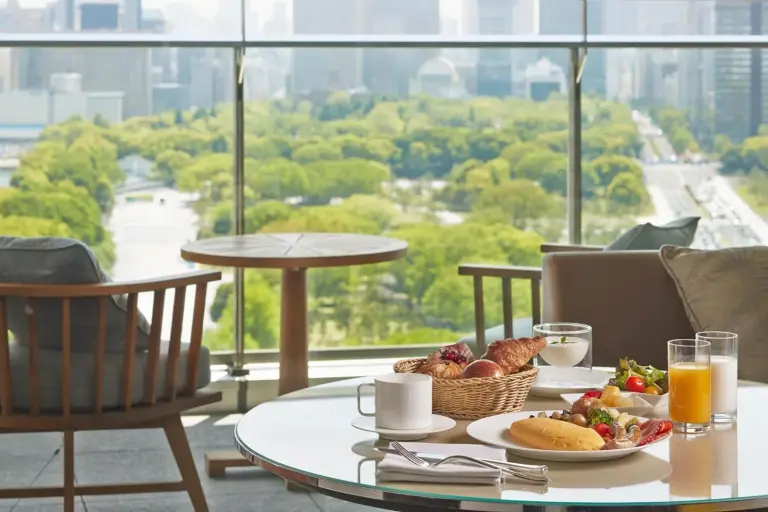 Mesa de desayuno con vistas en Palace Hotel Tokyo