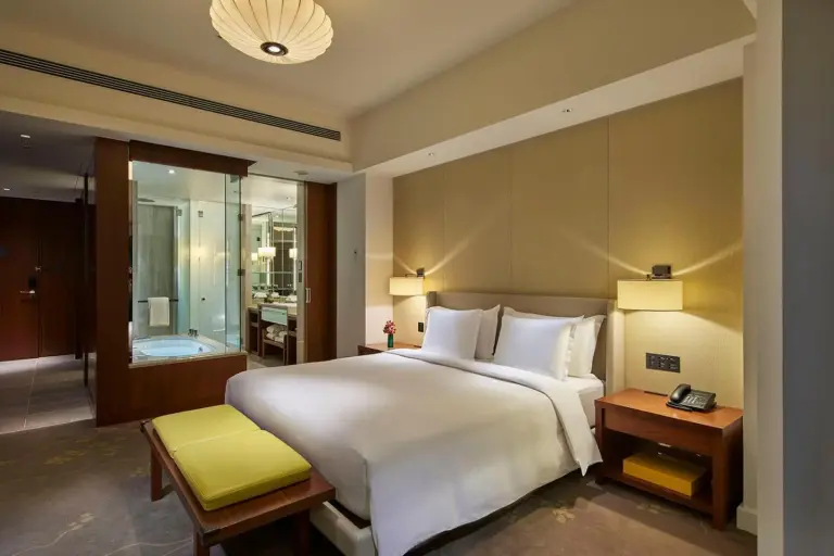 Dormitorio de lujo de Palace Hotel Tokyo con baño