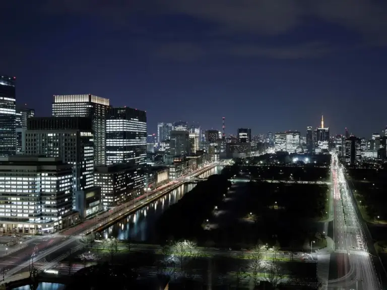 Vista nocturna de la ciudad desde Palace Hotel Tokyo