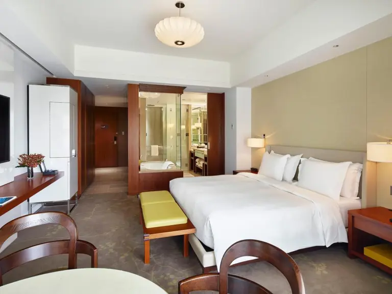 Amplia habitación de huéspedes en Palace Hotel Tokyo