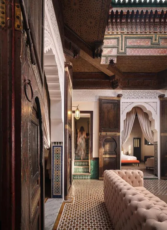 Vista del pasillo acogedora en Palais De Fès Suites & Spa mostrando detalles intrincados