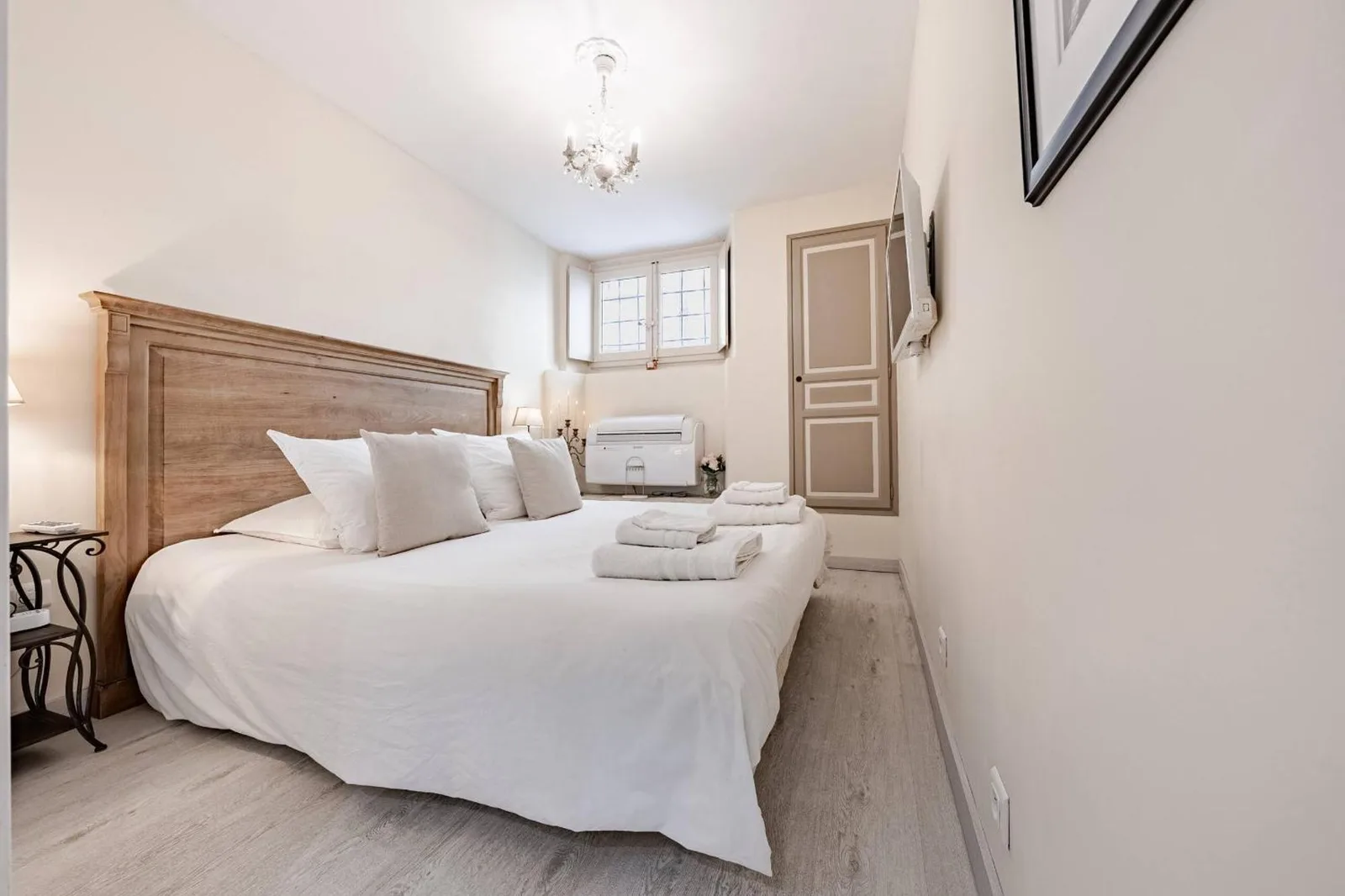 Comfortable bedroom in Palais des Papes - Havre de Paix III in Avignon