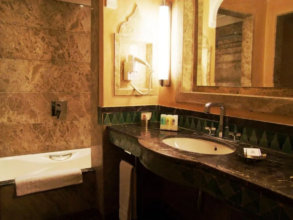 Salle de bain élégante au Palais Faraj Suites & Spa à Fès