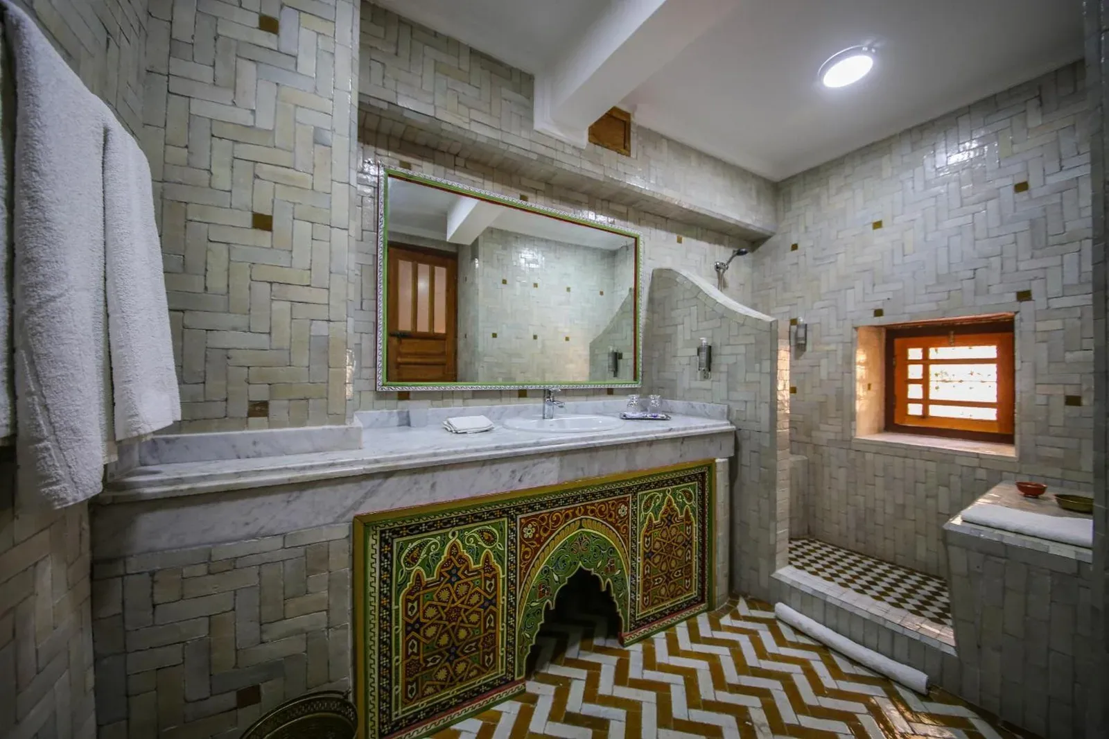 Baño moderno de Palais Nazha Fes con una decoración elegante