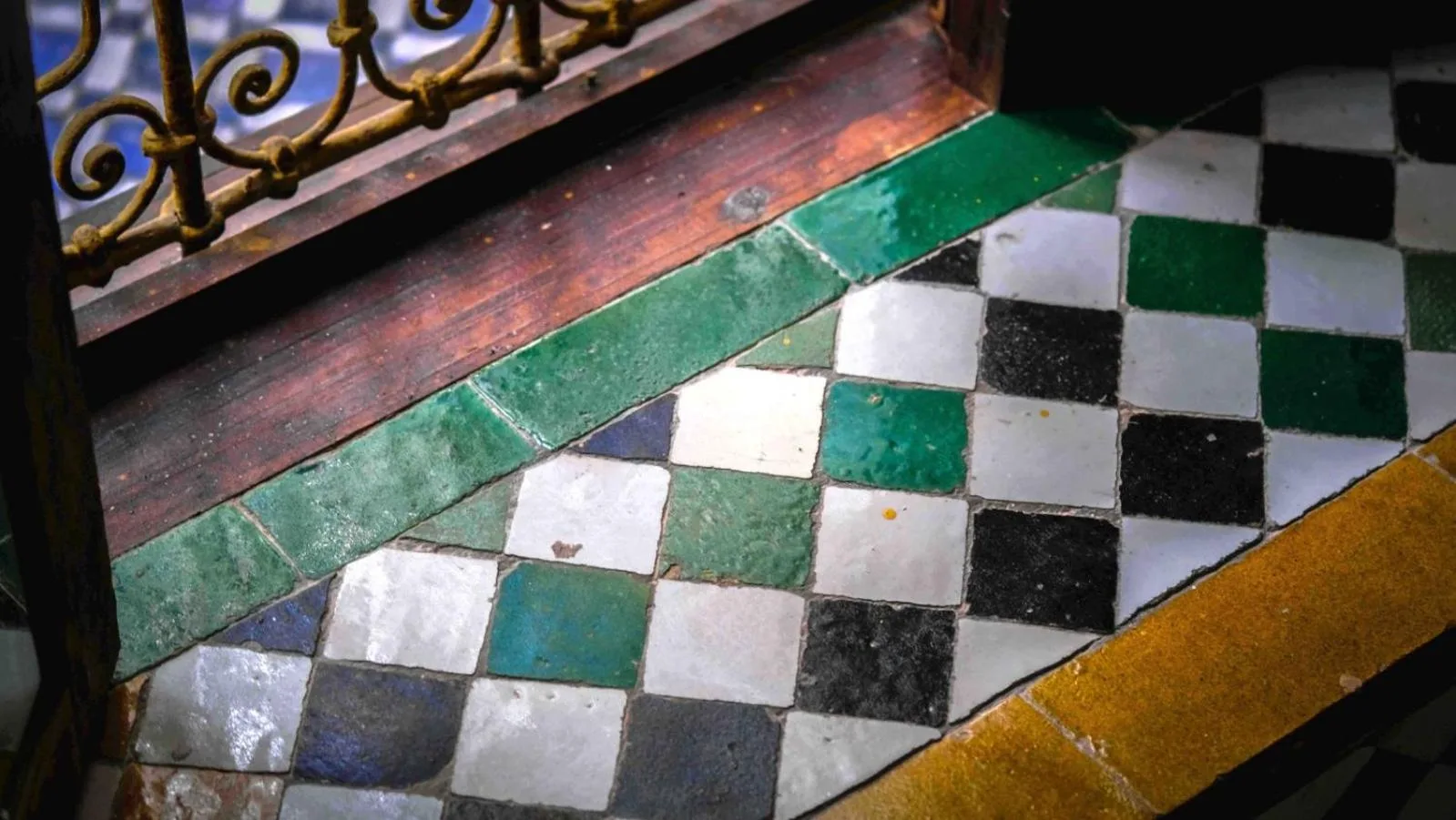 Baldosas decorativas de colores de Palais Nazha Fes en una ventana