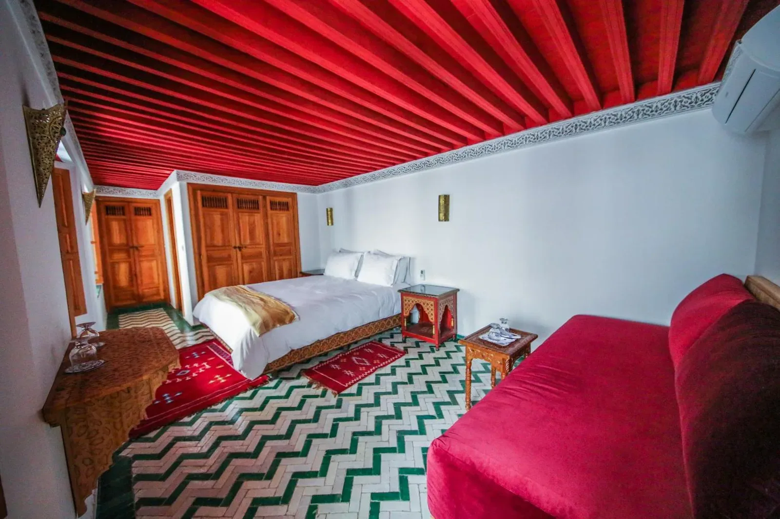 Habitación deluxe de Palais Nazha Fes con decoración vibrante