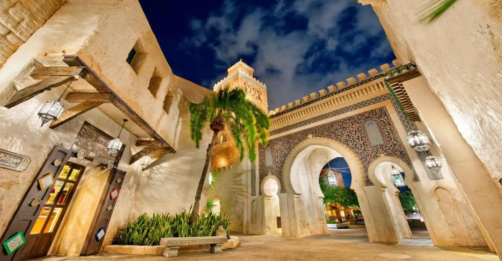 Arco de entrada de Palais Nazha Fes con arquitectura tradicional marroquí